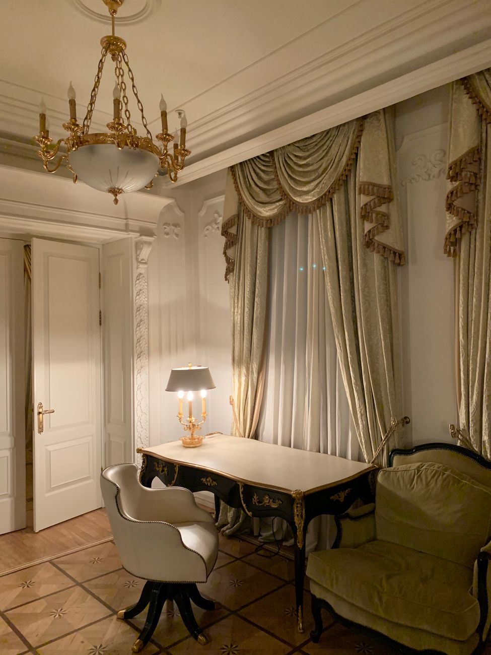 SUITE ROOM 